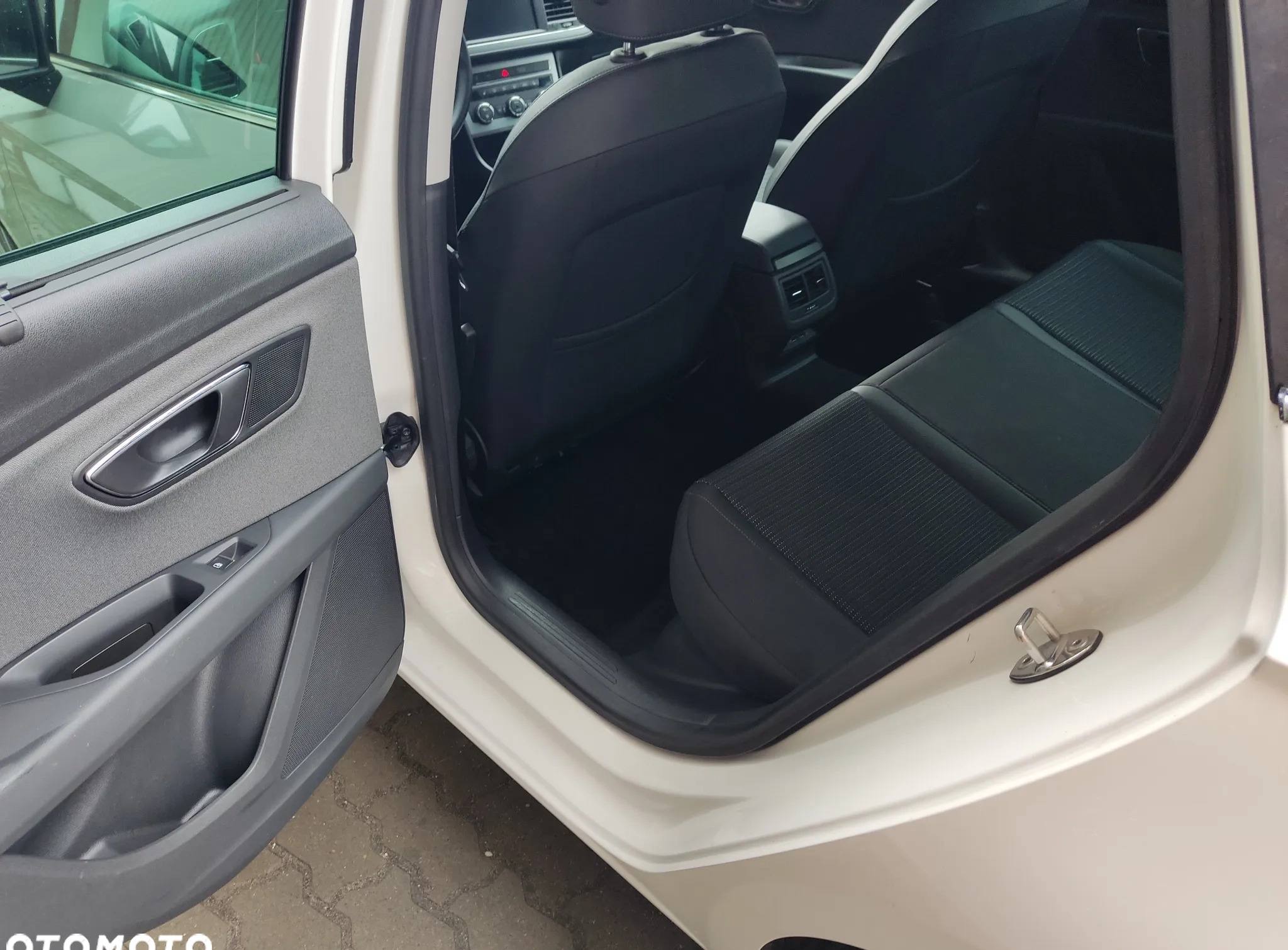 Seat Leon cena 69900 przebieg: 72000, rok produkcji 2018 z Warszawa małe 154